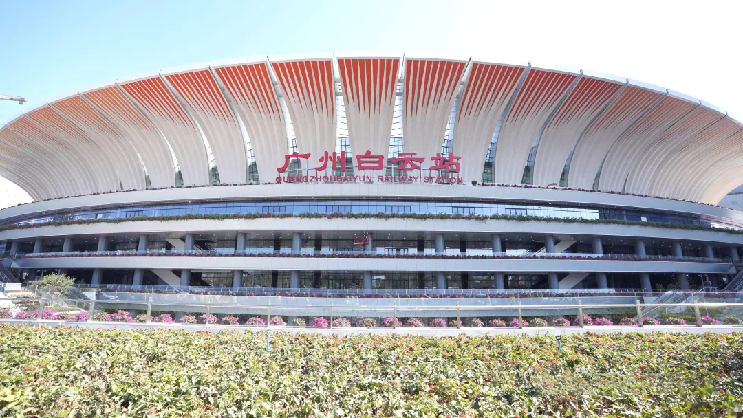 The gradually changing membrane material creates a “breathing” station, and Guangzhou Baiyun Station has been awarded the Prix Versailles.